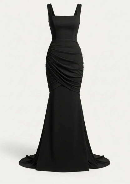 Schwarzes Kleid mit eckigem Ausschnitt, seitlich gerafftem Hüftteil und ausgestellter Schleppe in der Frontansicht 3