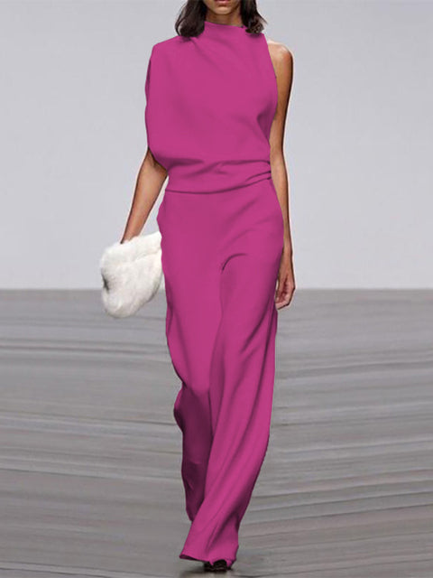 Frau in pinkem ärmellosem Jumpsuit, elegantes Design, Sommermode, Büro-Look.