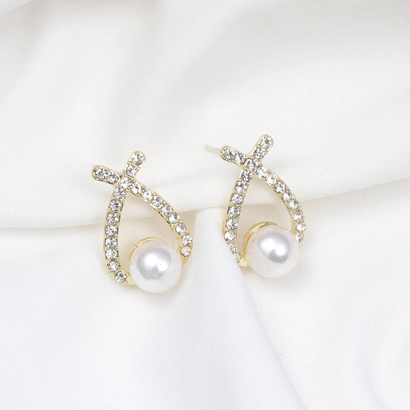 Goldene Ohrringe mit Kristallen und Kunstperlen, eleganter Schmuck für Damen.