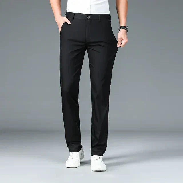 Elegante schwarze Herren-Businesshose aus Bambusfaser, ideal für Frühling und Sommer.