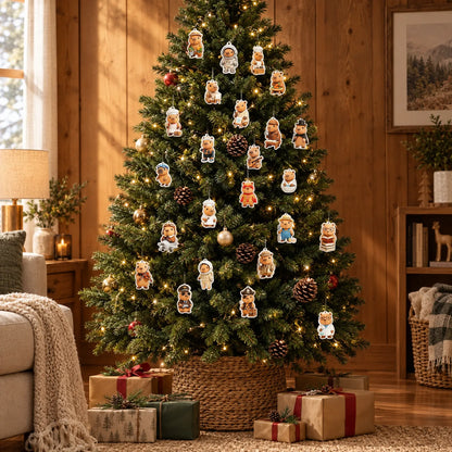 Festlich geschmückter Weihnachtsbaum mit Lichterkette, an dem viele kleine Capybara-Anhänger in Berufskostümen hängen, davor Geschenke im Wohnzimmer. 1