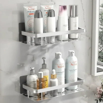 Zwei silberne Regale an weißer Marmorwand mit Cremetuben, Lotionsflaschen und Pumpspendern, daneben ein Fenster 11