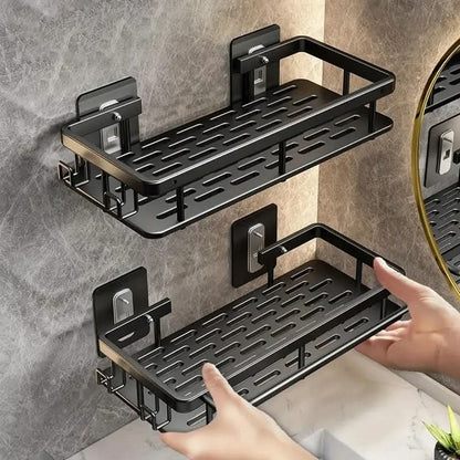 Zwei schwarze Regale mit Wandhalterungen und Haken, Hände zeigen das Einsetzen in die Halteplatte 16