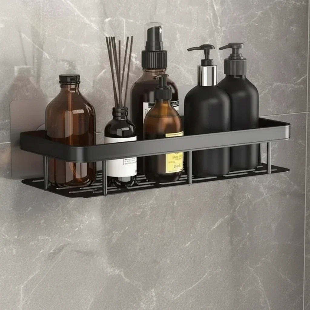Schwarzes Regal mit geschlitztem Boden an grauer Wand, gefüllt mit braunen und schwarzen Flaschen 6