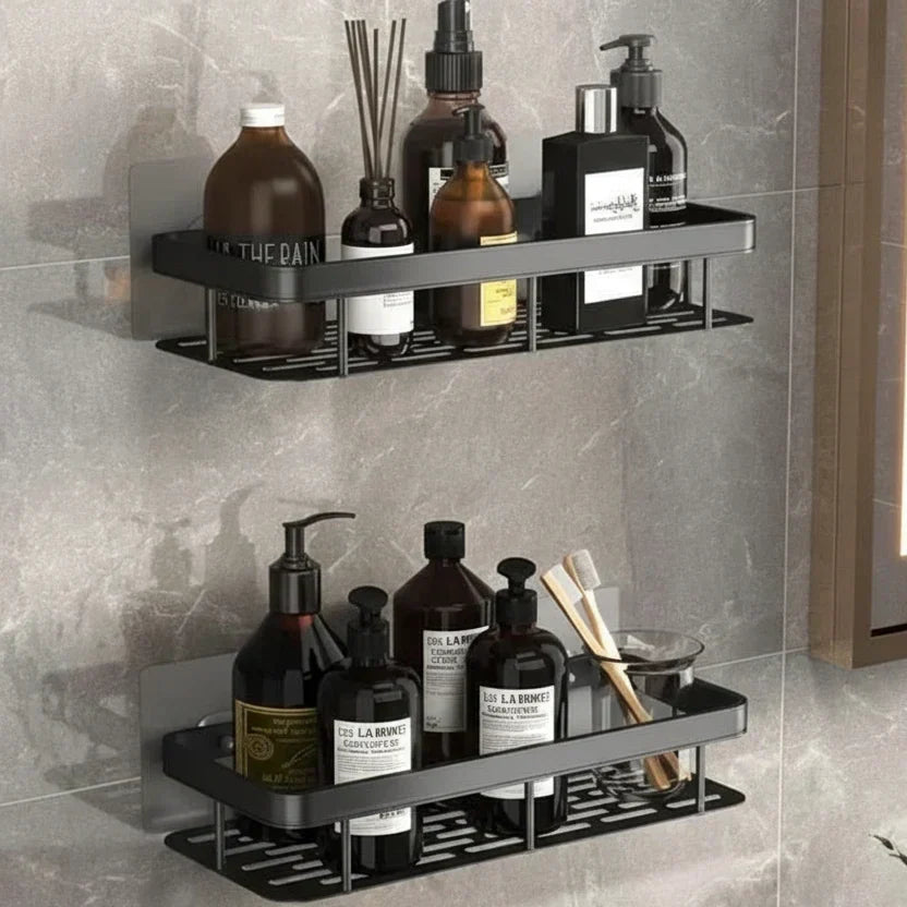 Zwei schwarze Regale mit gelochtem Boden übereinander, mit Pflegeprodukten und Zahnbürsten im Glas 9