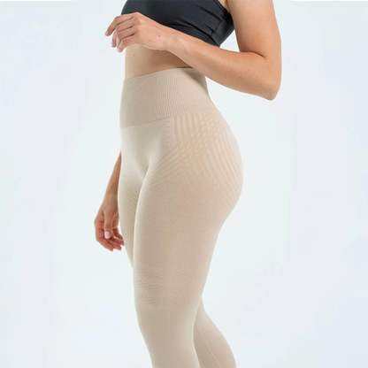 Seitenansicht der beigen Leggings am Model, breiter gerippter Bund und feine Streifenstruktur an Hüfte und Oberschenkel. 2