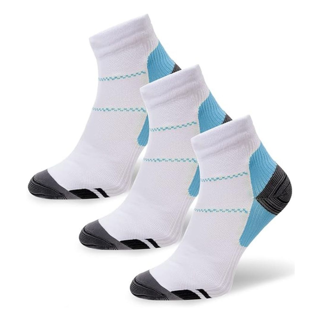 Drei weiße Kompressionssocken mit blauen und schwarzen Akzenten für Sport und Fitness.