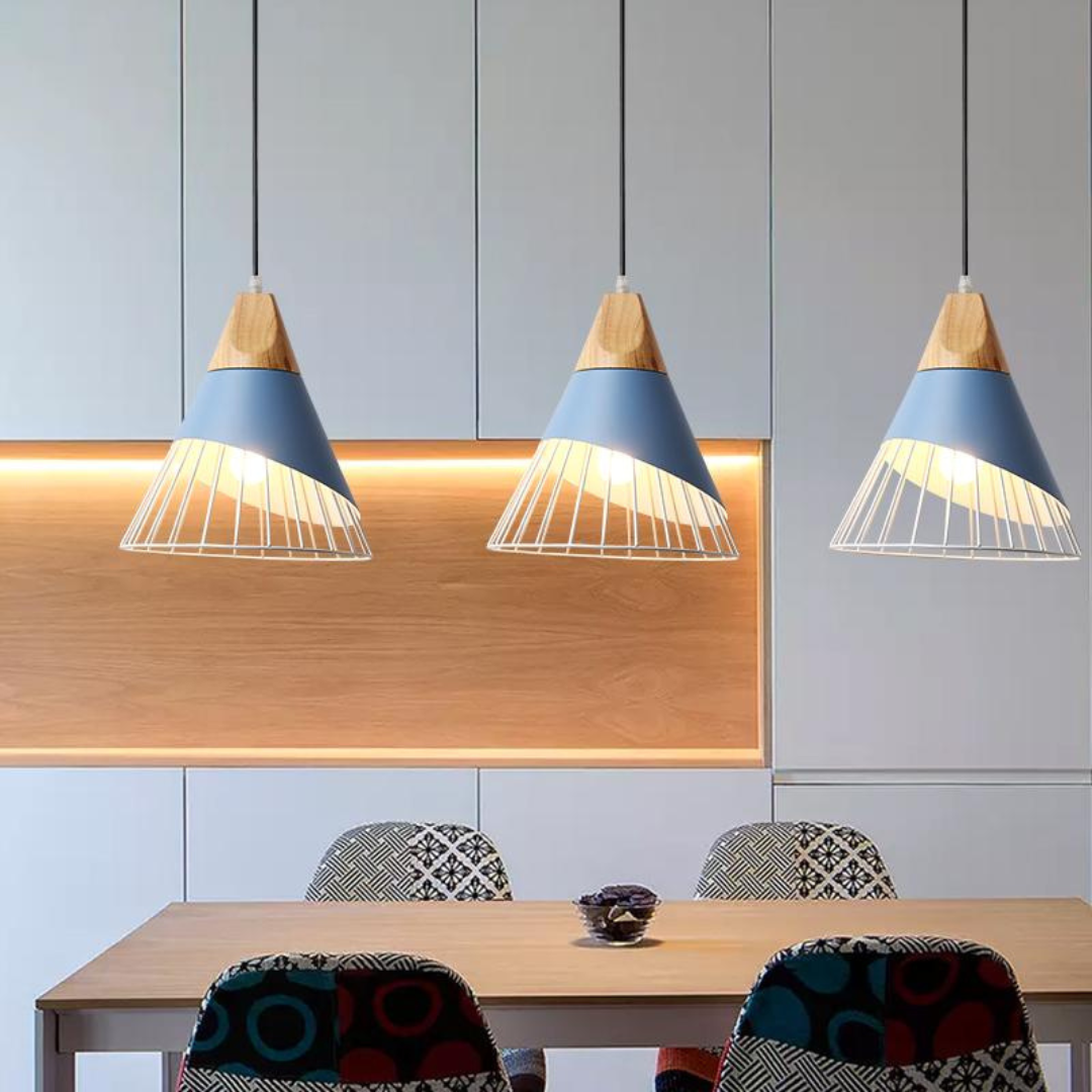Drei moderne Hängelampen aus Holz und Metall über Esstisch, skandinavisches Design.