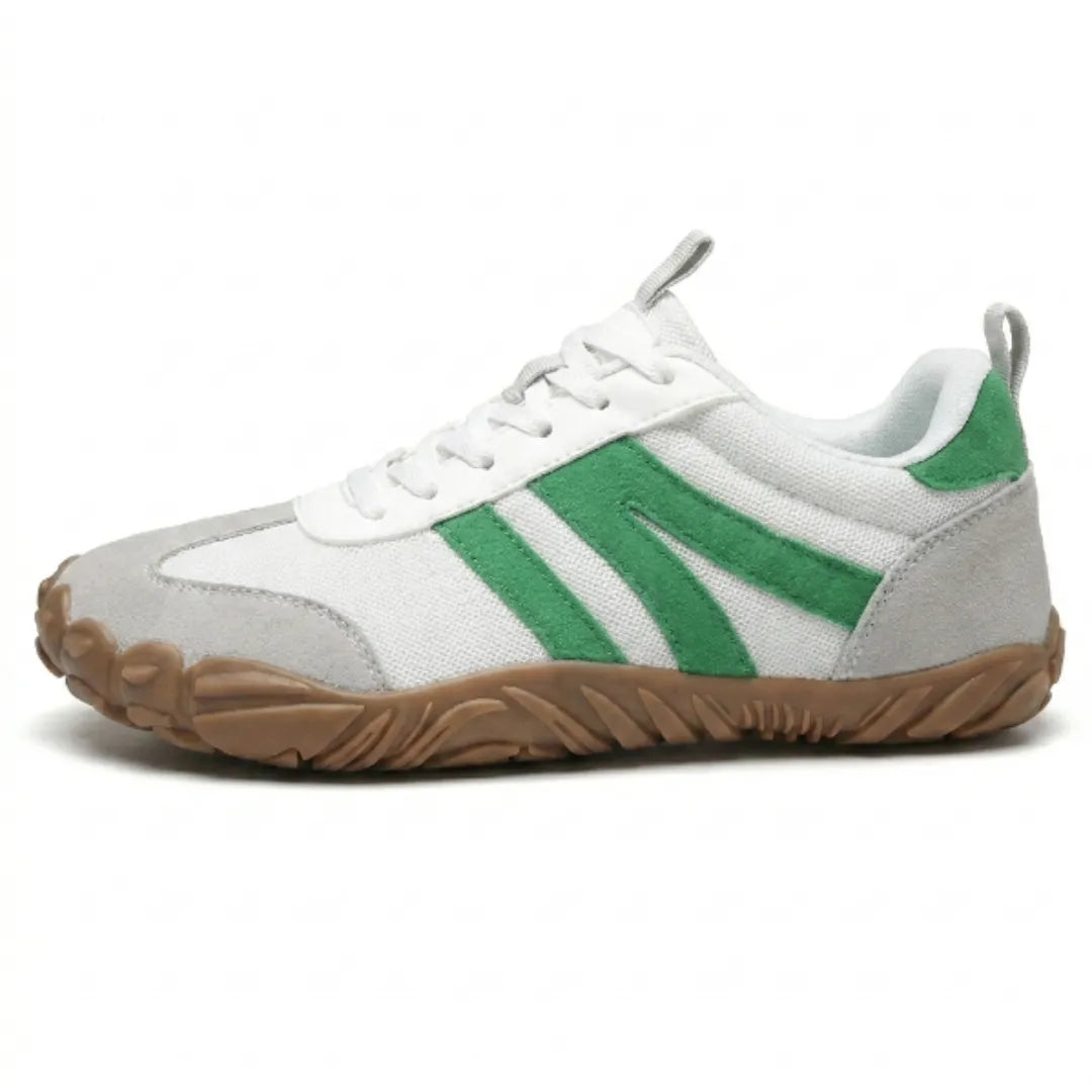 Weißer Barfußschuh mit grünen Wildlederstreifen und grauen Besätzen in Seitenansicht, mit hellbrauner Gummisohle und Schnürung. 28