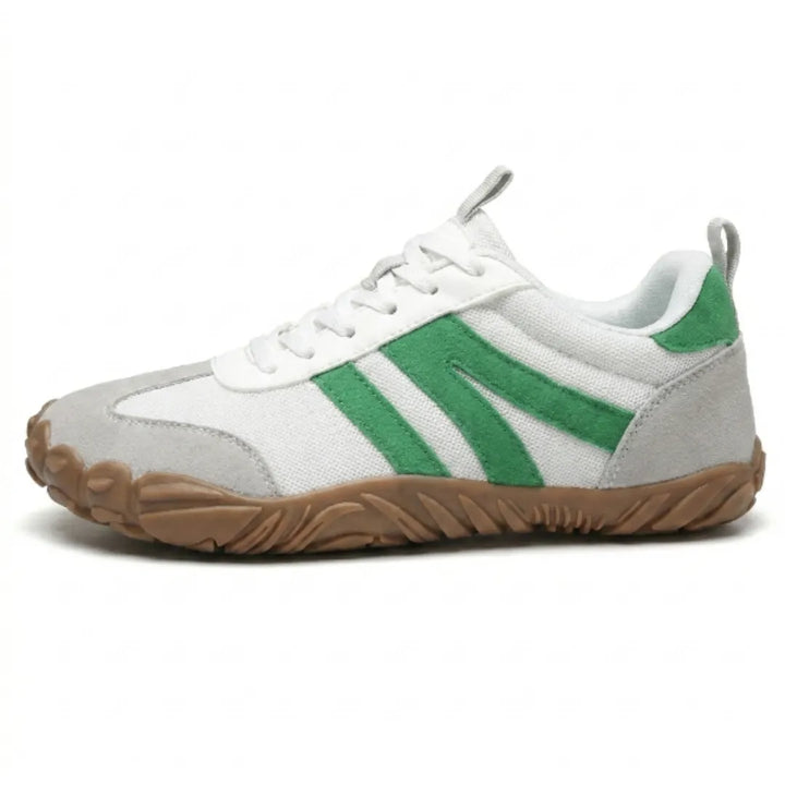Weißer Barfußschuh mit grünen Wildlederstreifen und grauen Besätzen in Seitenansicht, mit hellbrauner Gummisohle und Schnürung. 28