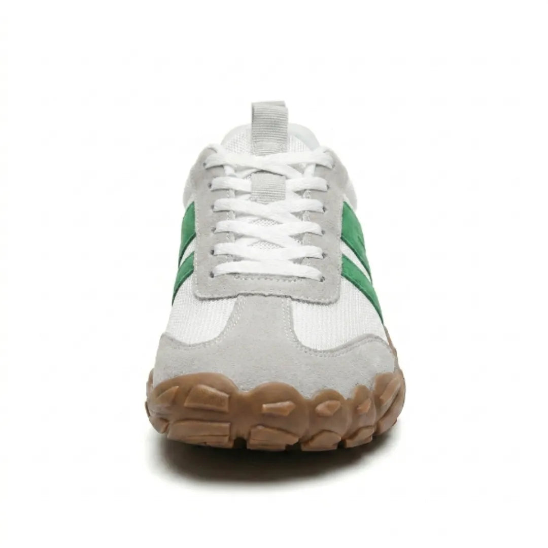 Weiß-grüner Barfußschuh von vorne mit breiter, abgerundeter Zehenpartie aus grauem Wildleder, weißer Schnürung und profilierter hellbrauner Sohle. 35