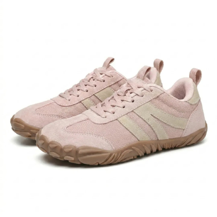 Rosafarbenes Schuhpaar mit beigen Streifen und rosa Schnürung in schräger Ansicht, zeigt Seite, Vorderkappe und braune Sohle. 16