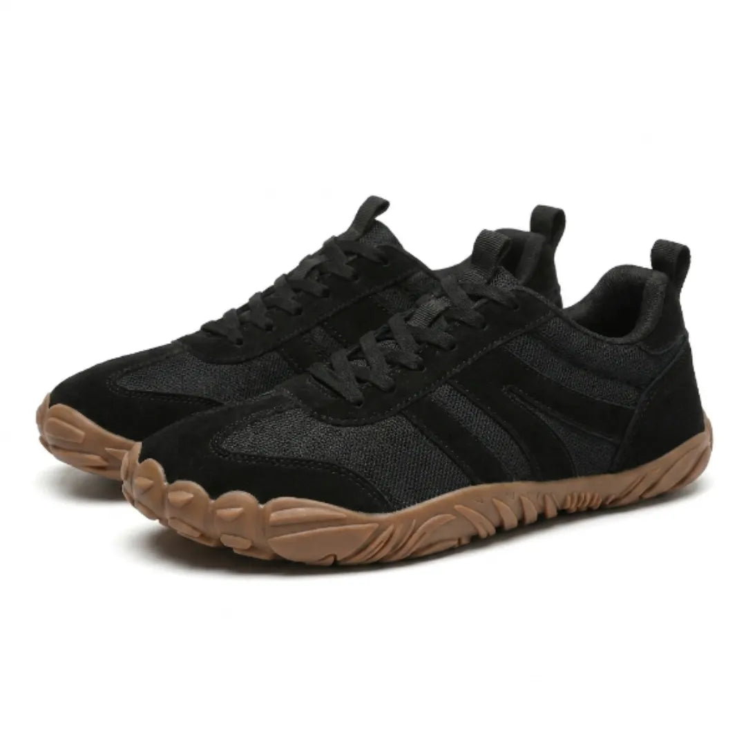 Schwarzes Paar Barfußschuhe in schräger Seitenansicht, Mesh mit Wildlederstreifen, Schnürung und hellbrauner Gummisohle mit breitem Zehenbereich. 25