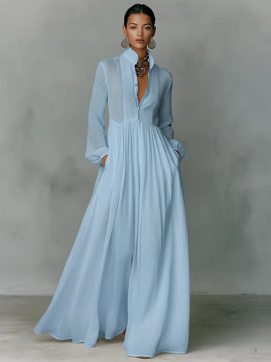 Das Maxikleid in Hellblau, getragen von einem Model, Frontansicht mit Stehkragen und Knopfleiste 3