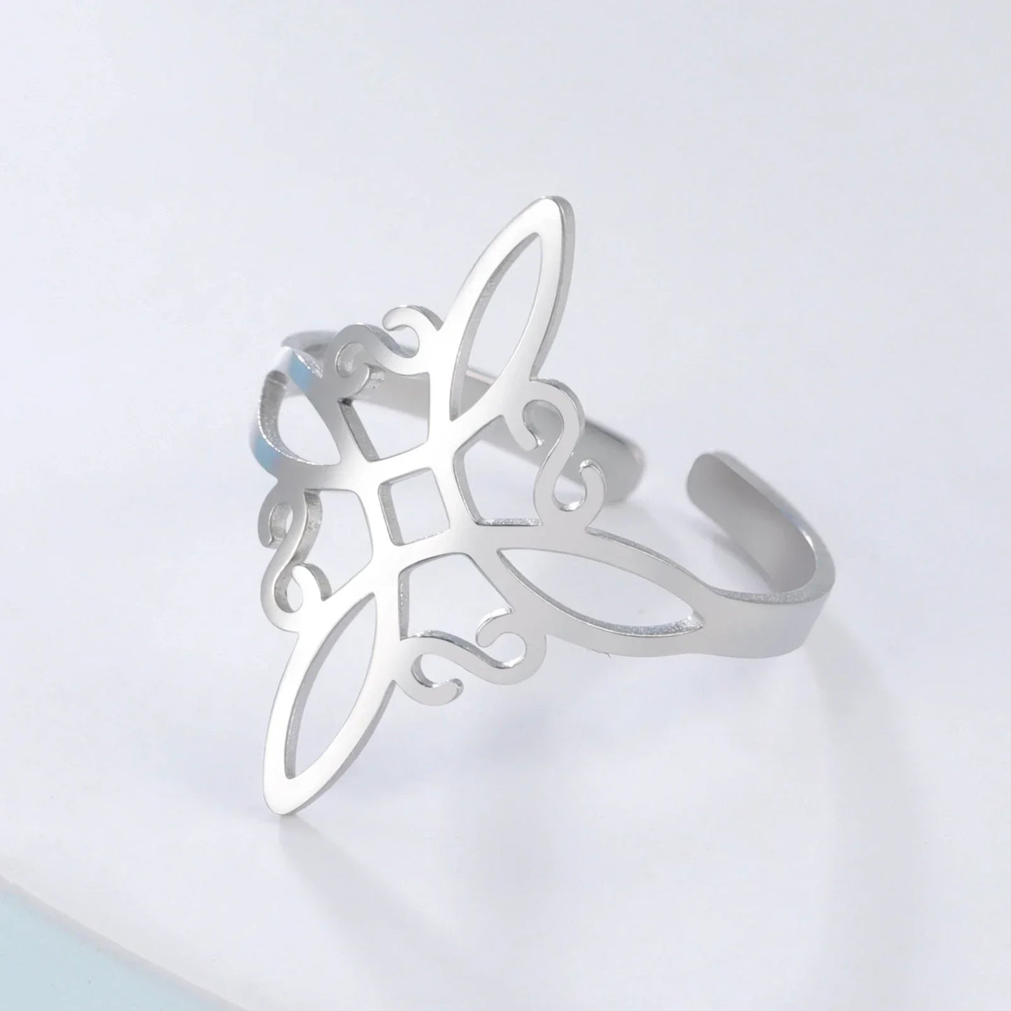 Silberner verstellbarer Ring mit filigranem Design, Schmuckaccessoire für Damen.