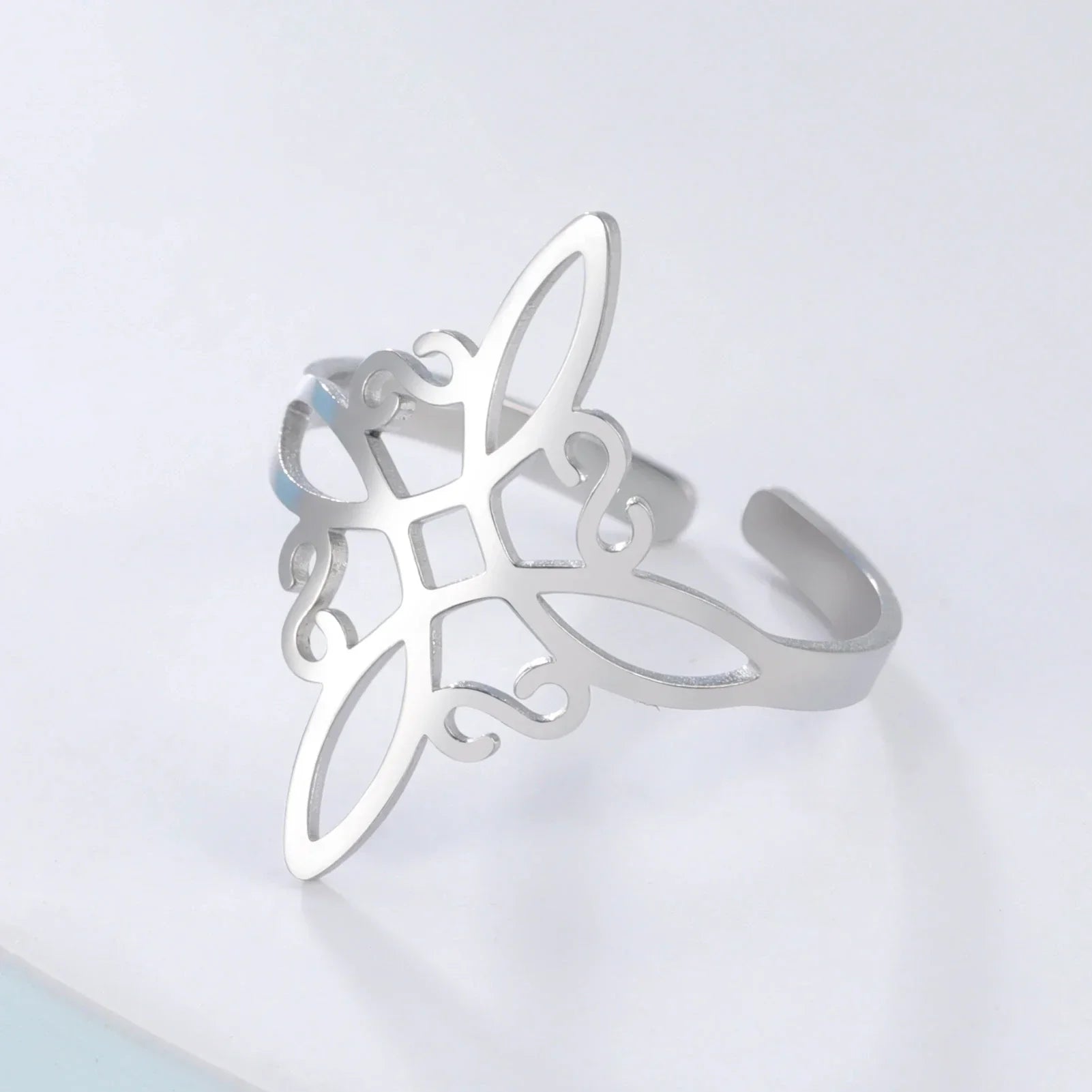 Silberner verstellbarer Ring mit filigranem Design, Schmuckaccessoire für Damen.