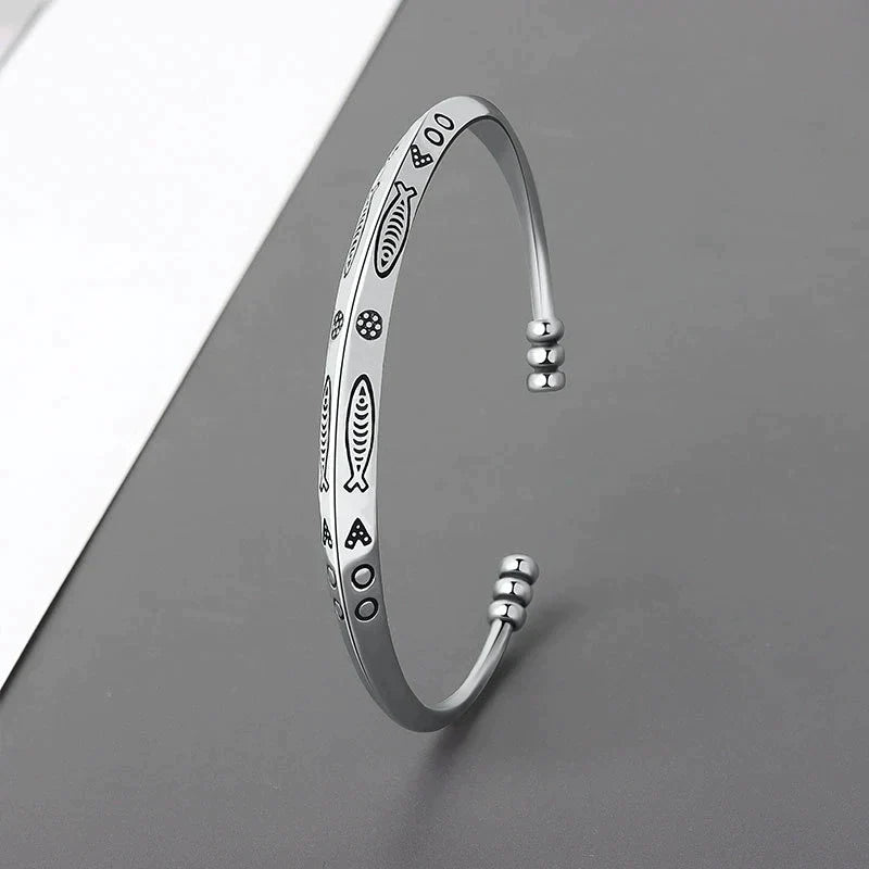 Silberarmband mit Fischgravur, minimalistisches Design, Edelstahl, Unisex-Schmuck, Geschenkidee.