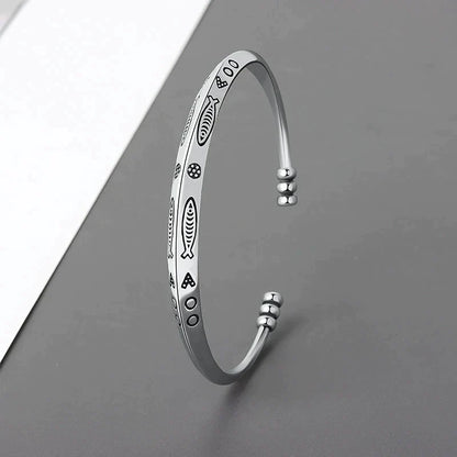 Silberarmband mit Fischgravur, minimalistisches Design, Edelstahl, Unisex-Schmuck, Geschenkidee.