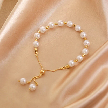 Perlenarmband mit goldenen Akzenten auf beigem Satin, eleganter Schmuck, verstellbar.