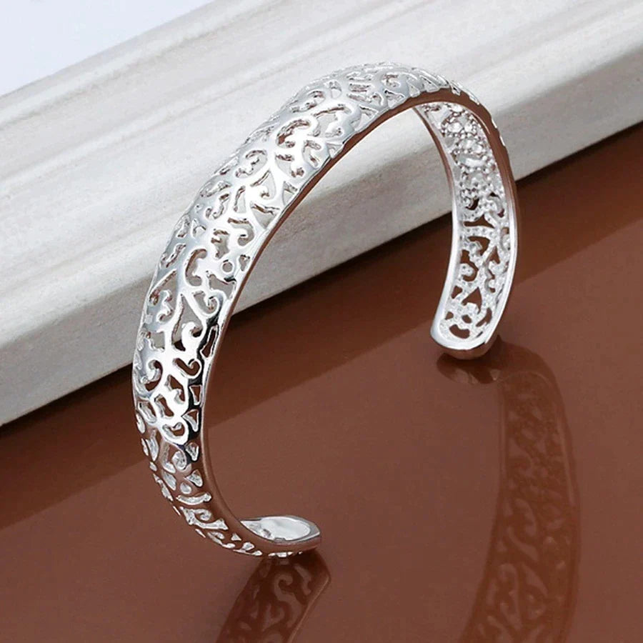 Silbernes filigranes Armband, offenes Design, elegantes Schmuckstück für Damen.