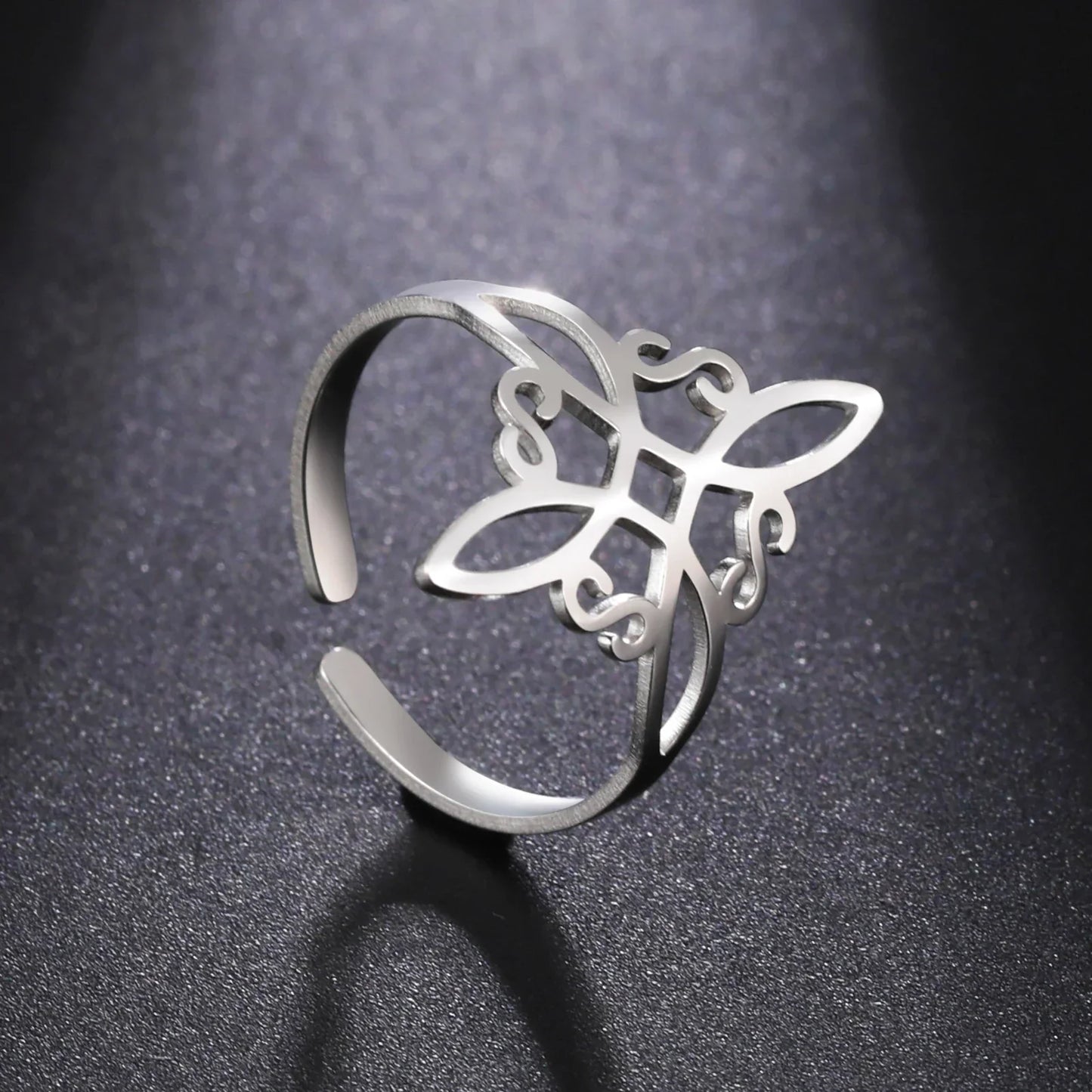 Silberner verstellbarer Ring mit filigranem Blumenmuster, eleganter Schmuck für Damen.