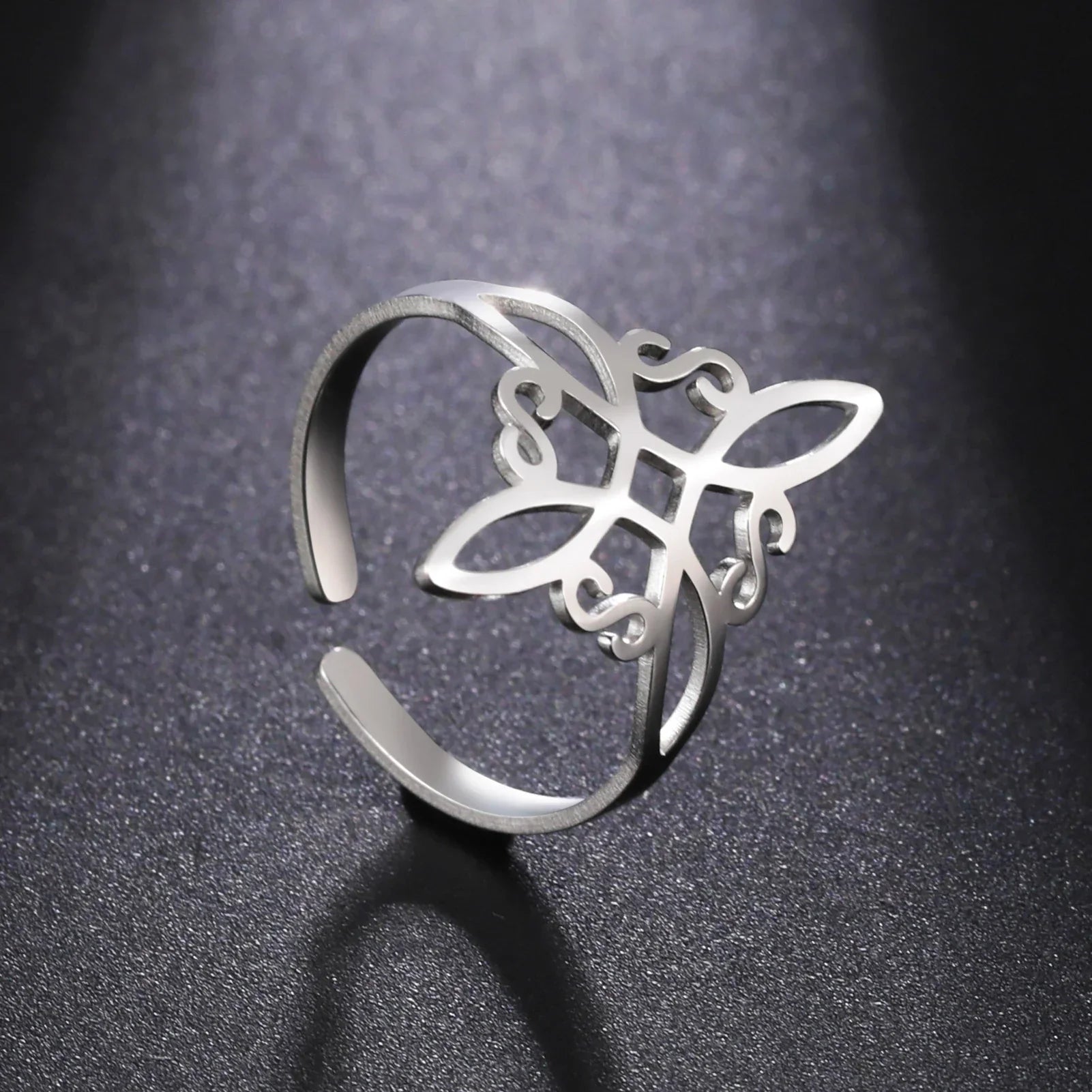 Silberner verstellbarer Ring mit filigranem Blumenmuster, eleganter Schmuck für Damen.