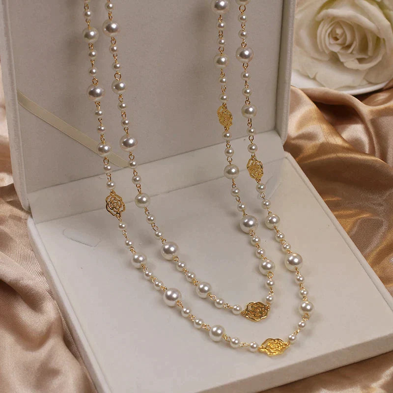 Perlenkette mit goldenen Verzierungen, elegantes Schmuckstück, Geschenkidee, luxuriöses Design.