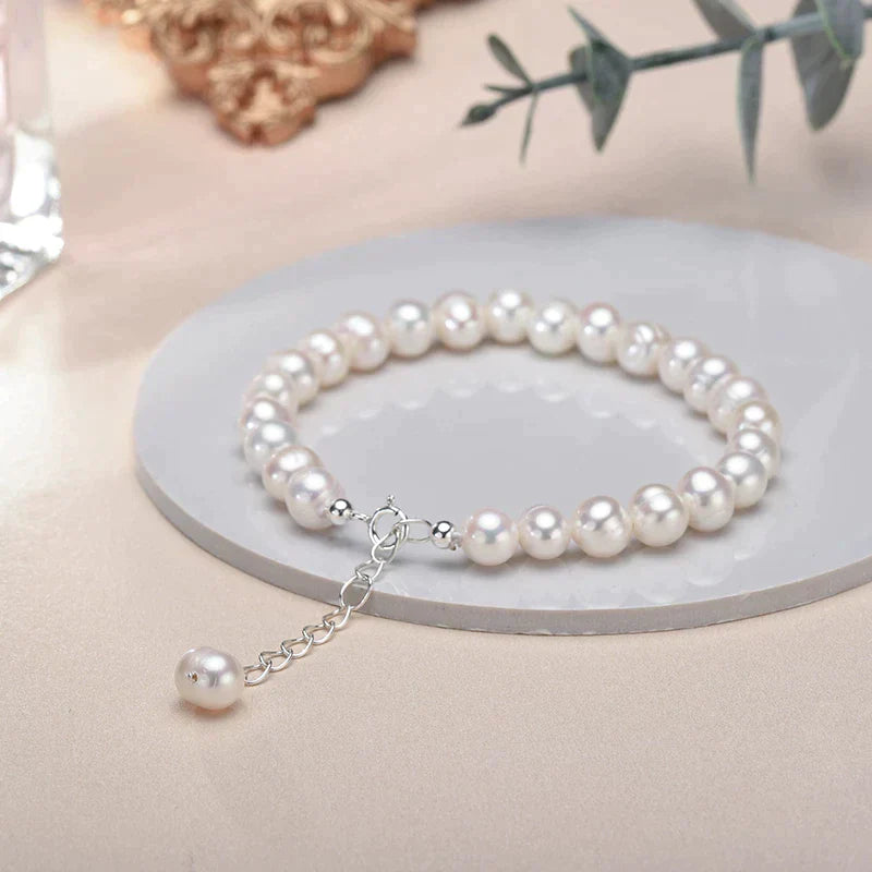 Perlenarmband Damen, weiß, elegant, Schmuck, Geschenk, Hochzeit, verstellbar, zeitloses Design.