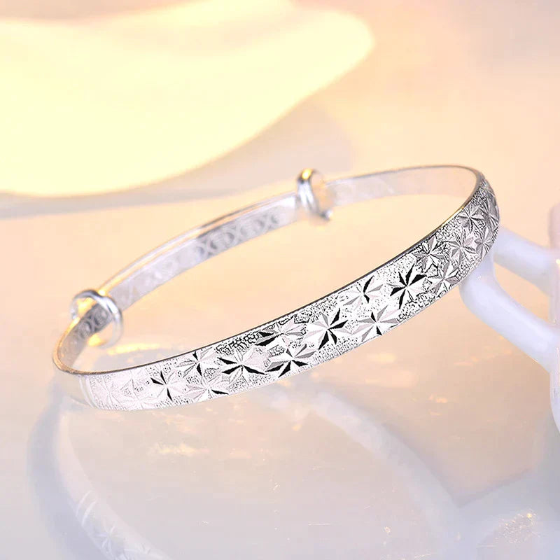 Silberarmband mit Sternenmuster, verstellbar, elegantes Design, Schmuck für Damen.