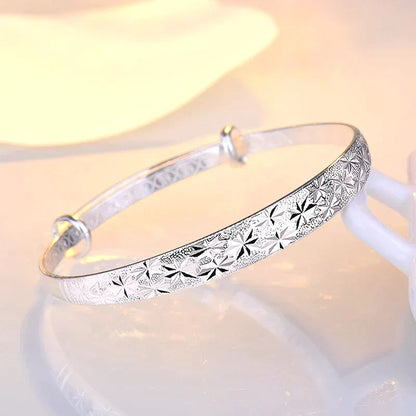 Silberarmband mit Sternenmuster, verstellbar, elegantes Design, Schmuck für Damen.