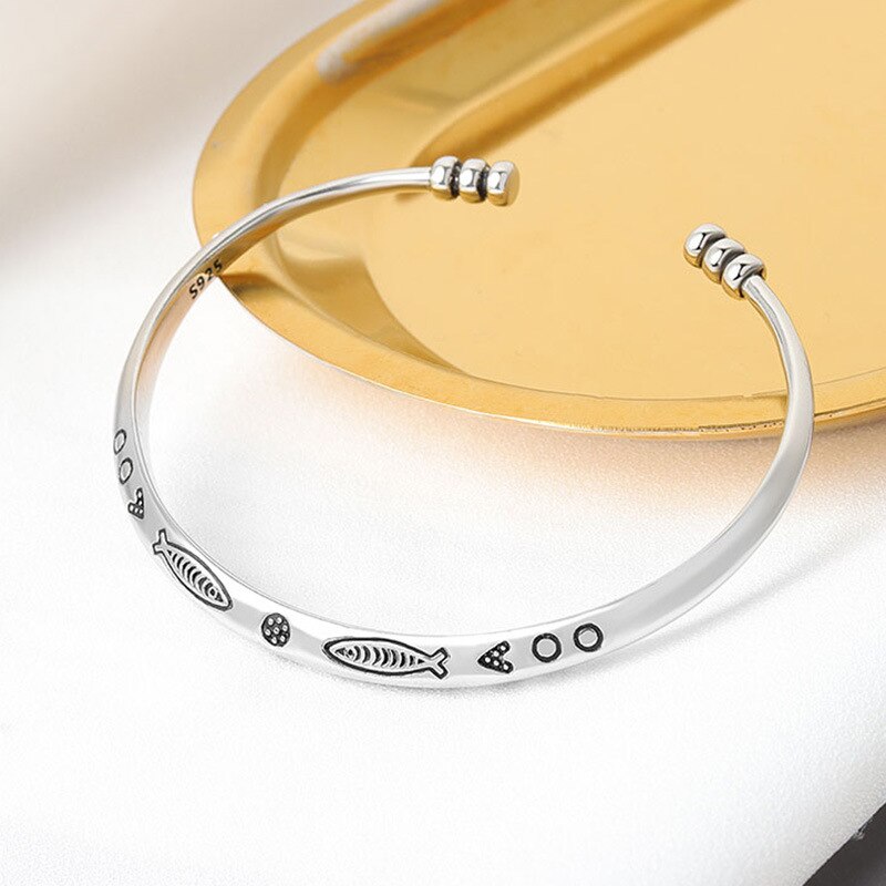 Silberarmreif mit Fischgravur, minimalistisches Design, Schmuck für Damen, Geschenkidee.