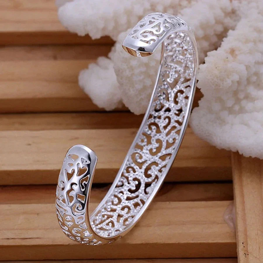 Silberarmreif mit filigranem Muster, elegantes Schmuckstück, Damenarmband, Geschenkidee.