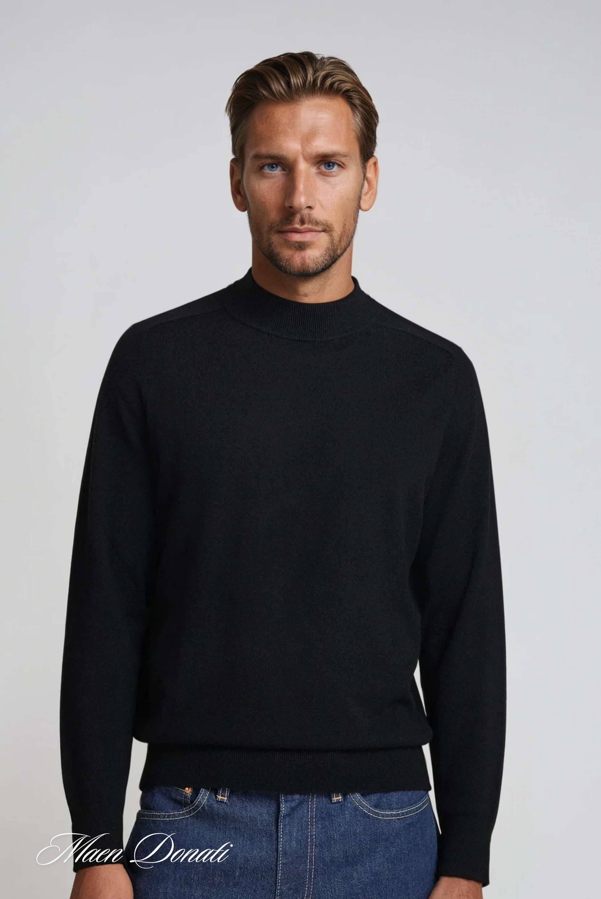 Mann in schwarzem Kaschmirpullover, Stehkragen, elegantes Design, Herrenmode, Herbstkollektion.