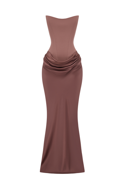 Braunes trägerloses Maxikleid mit Korsett-Oberteil und drapiertem Satinrock, ohne Model freigestellt von vorn 41