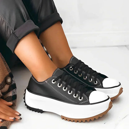 Schwarzer Plateau-Sneaker aus Leder mit weißer Sohle und braunem Profil, Damenmode.