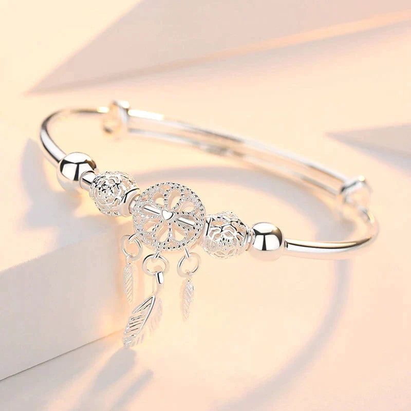 Silbernes Armband mit Traumfänger-Anhänger, filigrane Details, elegantes Schmuckdesign.