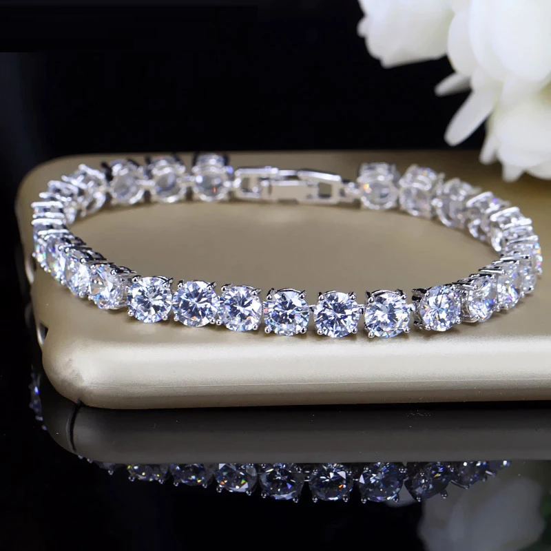 Silbernes Armband mit runden Zirkonia-Steinen, eleganter Schmuck, glänzend, luxuriöses Design.