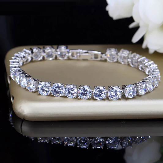 Silbernes Armband mit runden Zirkonia-Steinen, eleganter Schmuck, glänzend, luxuriöses Design.