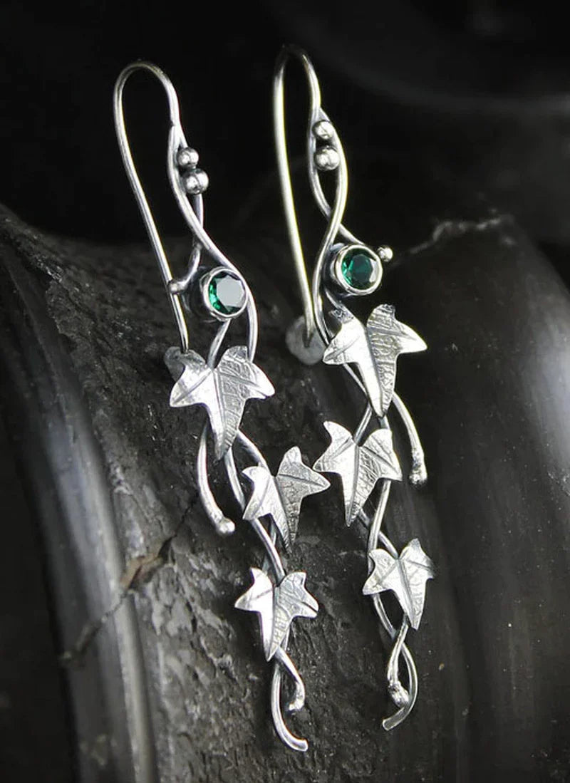 Silberne Ohrringe mit Efeublatt-Design und grünen Edelsteinen, handgefertigter Schmuck.