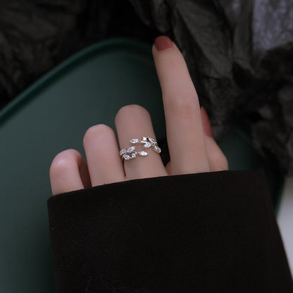 Silberner Damenring mit Blattdesign und Zirkonia-Steinen, eleganter Schmuck für Frauen.