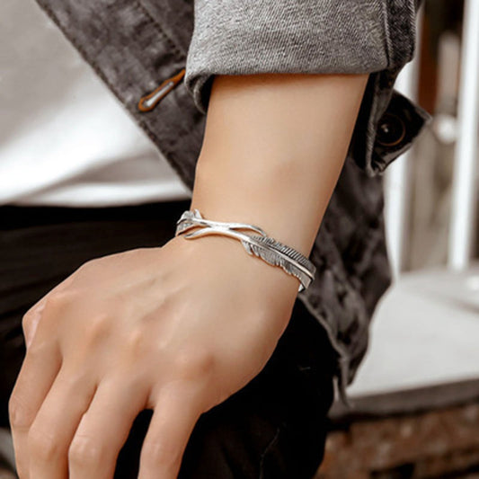 Silbernes Herrenarmband, geflochtenes Design, modisch, lässig, Schmuck für Männer.