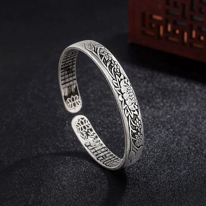 Silberarmreif mit Blumenmuster, handgefertigt, elegantes Design, Schmuck für Damen.