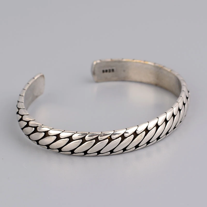 Silberarmreif Fischgrätenmuster, elegantes Design, Schmuck für Damen und Herren.