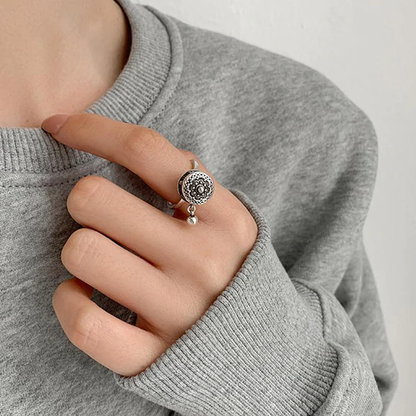 Silberring mit Mandala-Design, Damenmode, handgefertigt, eleganter Schmuck, Geschenkidee.