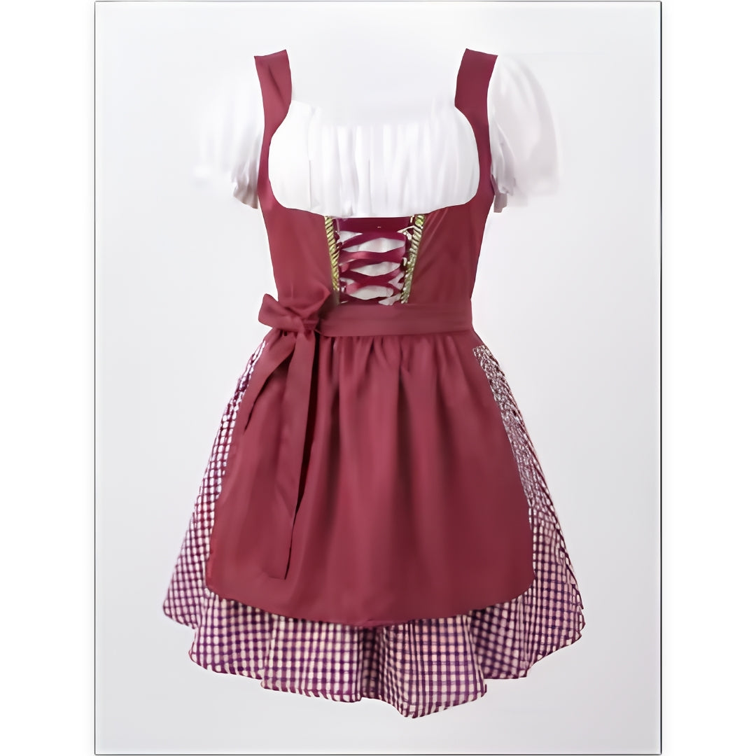 Dirndl in Weinrot mit weißer Bluse, geschnürtem Mieder, Schürze mit Schleife und rot-weiß kariertem Rock, einzeln fotografiert. 1