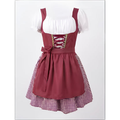Dirndl in Weinrot mit weißer Bluse, geschnürtem Mieder, Schürze mit Schleife und rot-weiß kariertem Rock, einzeln fotografiert. 1