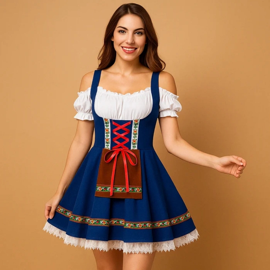 Frau im königsblauen Dirndlkleid mit roter Schleife, brauner Schürzentasche, bunter Blumenborte und Spitzensaum, die den Rock leicht anhebt. 4
