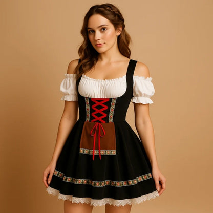 Frau im schwarzen Dirndl mit roter Schnürung, brauner Schürzentasche, Blumenborte und Spitzensaum, kombiniert mit schulterfreier weißer Bluse und geflochtener F 7
