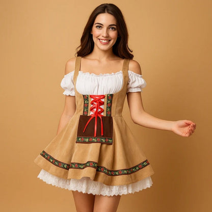 Lächelndes Model im beigen Dirndl mit roter Satinschnürung, brauner Schürzentasche, Rosenborte und mehrlagigem weißem Spitzenunterrock. 3