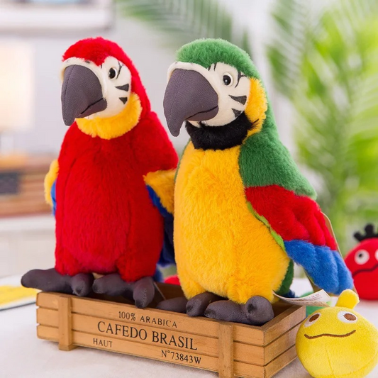 Zwei bunte Papageien-Plüschtiere, rot und gelb-grün, auf Holzkiste im Wohnzimmer.